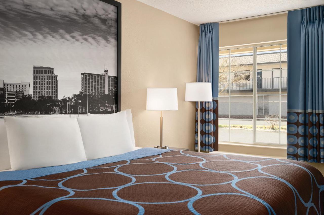 Super 8 By Wyndham Gulfport Biloxi Airport Motel Eksteriør billede