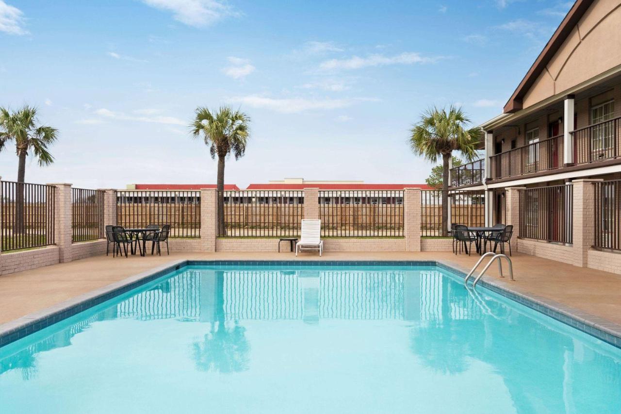Super 8 By Wyndham Gulfport Biloxi Airport Motel Eksteriør billede