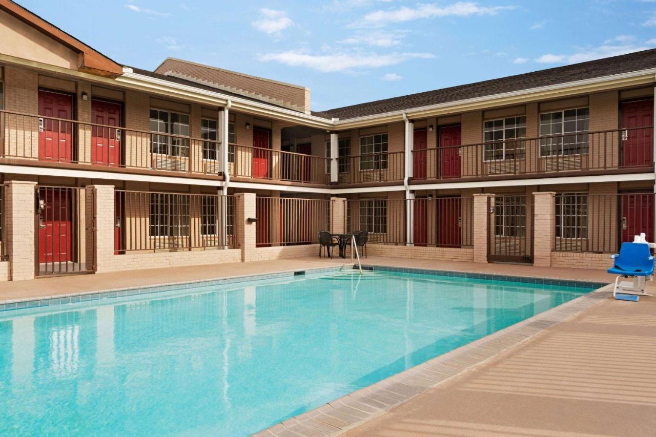 Super 8 By Wyndham Gulfport Biloxi Airport Motel Eksteriør billede