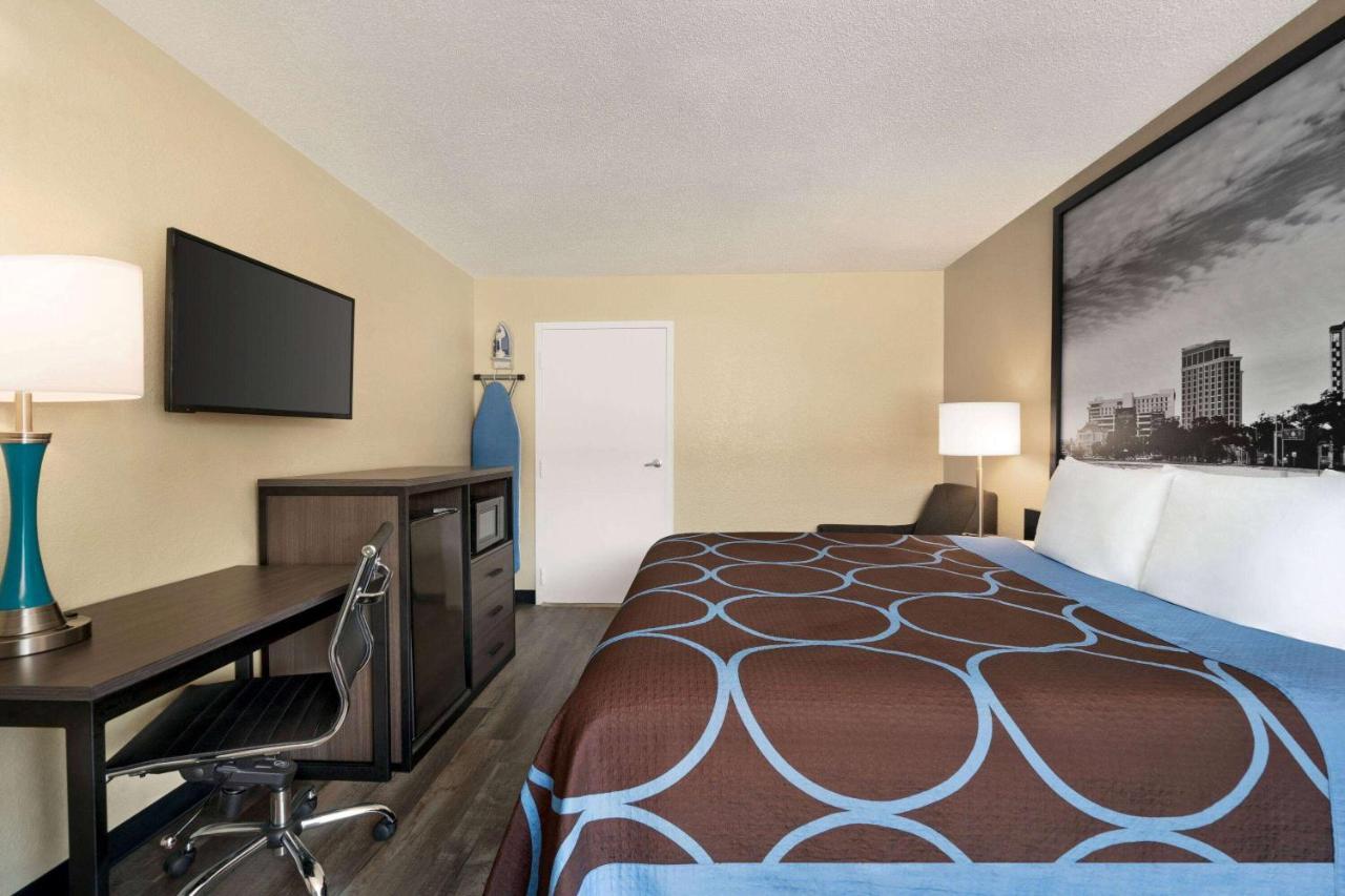 Super 8 By Wyndham Gulfport Biloxi Airport Motel Eksteriør billede